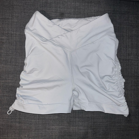 Crossover waist gym shorts side scrunch - Picture 5 of 5